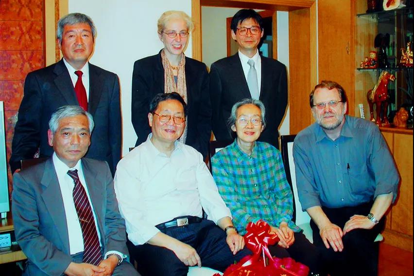 2004年，与德、意、日五位外国朋友在许厚泽院士武昌小洪山寓所.jpg