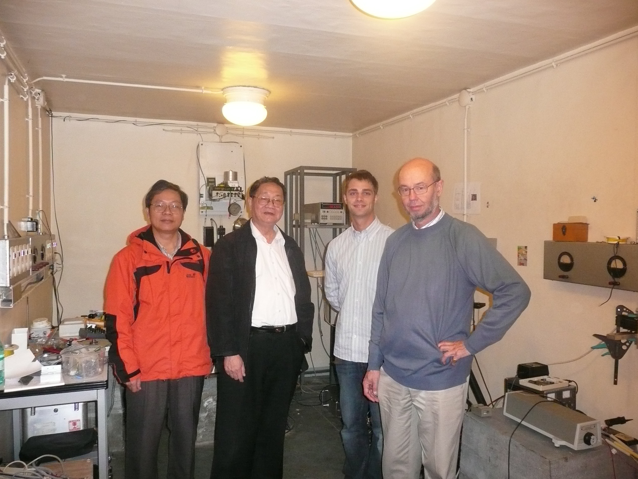 2008年，在比利时皇家天文台参观范隆贝克教授的实验室.JPG